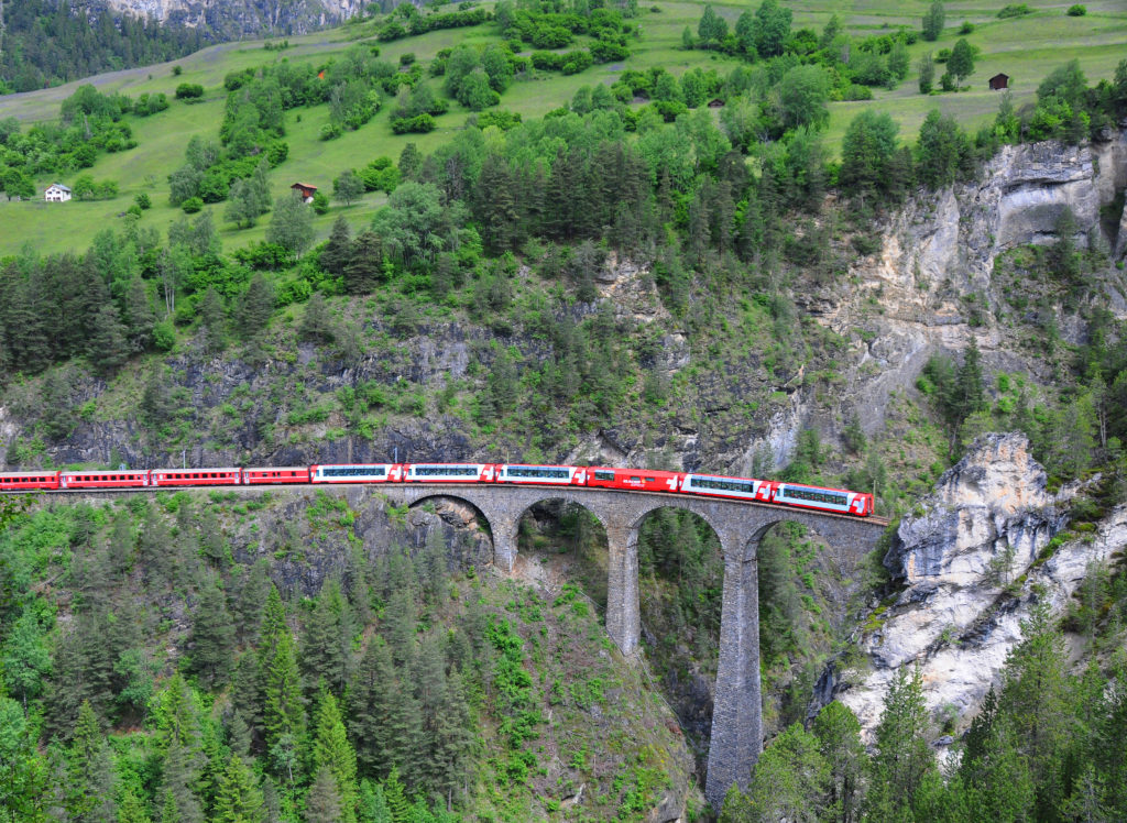 『アルブラとベルニナの景観とレーティッシュ鉄道』（イタリア共和国 及び スイス連邦）